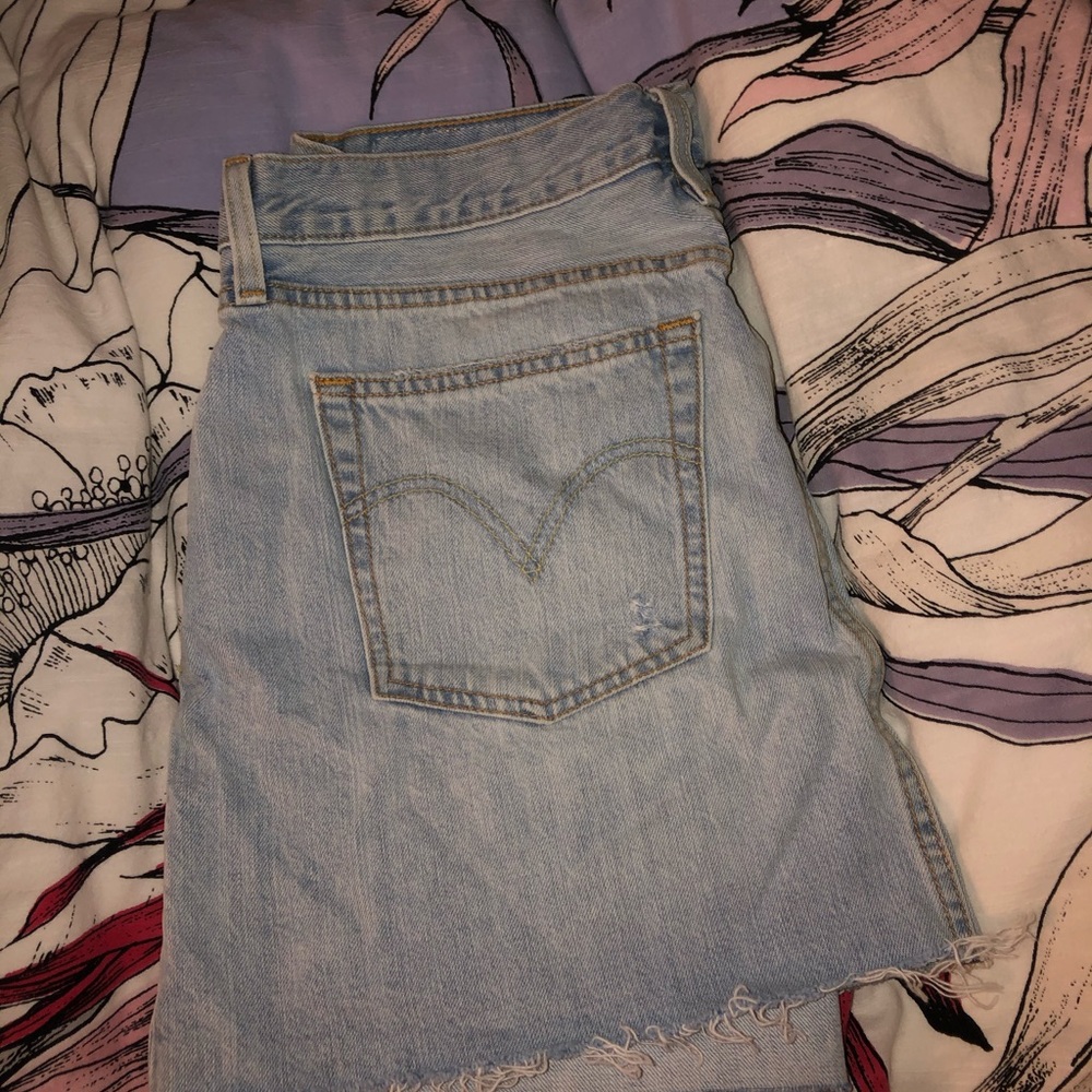 levi’s light wash denim skirt
